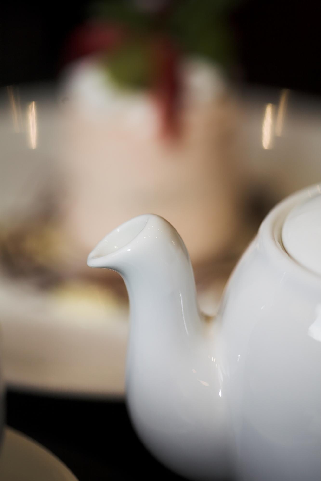 Detale stołu z porcelaną i świecami
